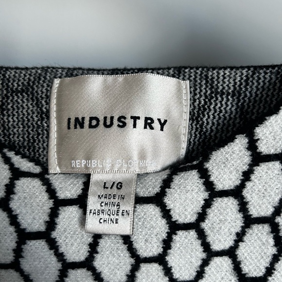 Gently used sweater. - Picture 3 of 3